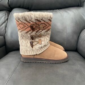 MUK LUKS Women's Winter Boots faux-suede sweater-knit cuff toggle buttons Sz-8